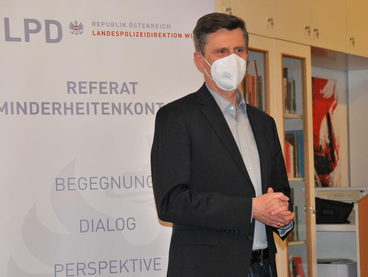 Mag. Alfred Schön leitet das Referat für Minderheitenkontakte mit Sitz in der Hufelandgasse in Wien-Meidling.