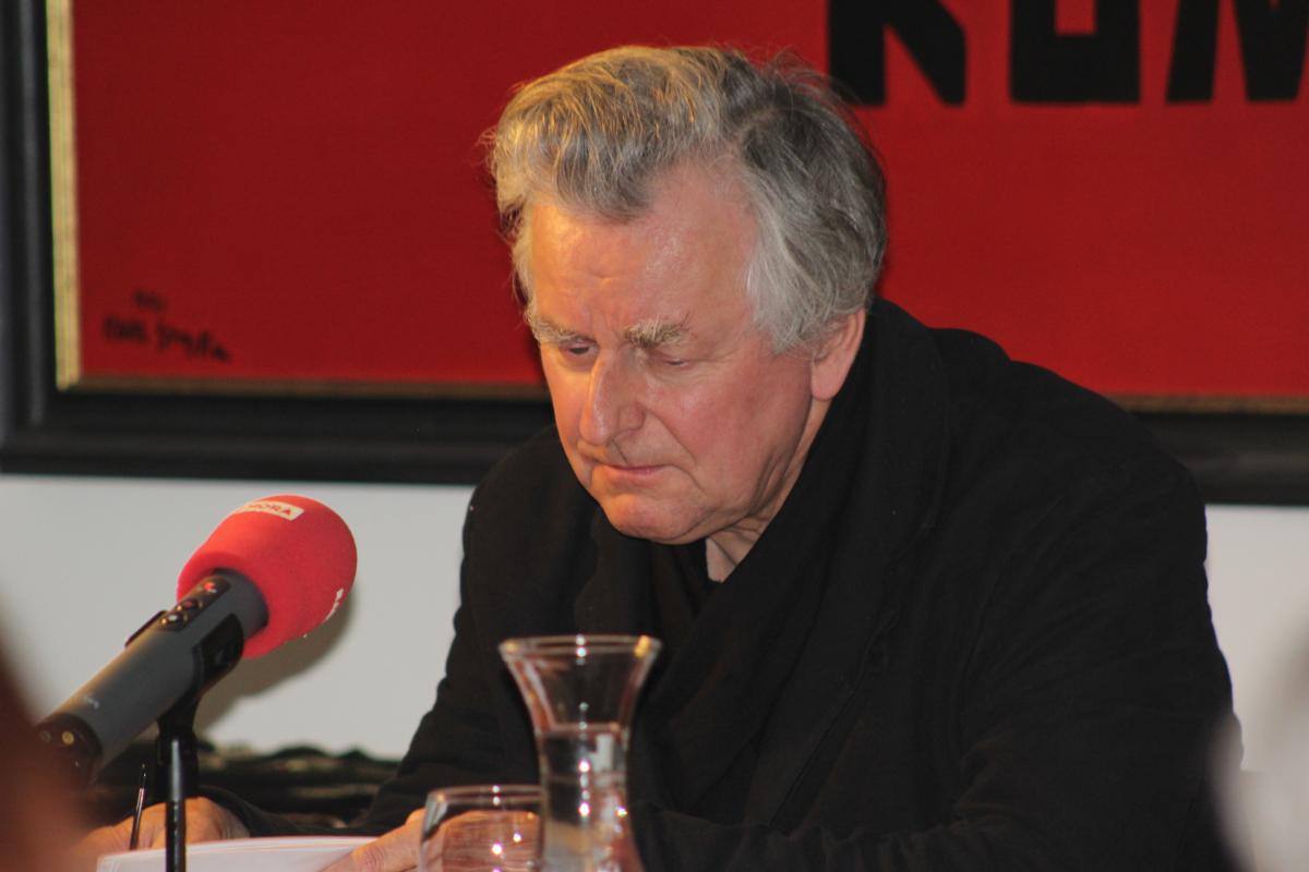 Johannes Silberschneider studierte Schauspiel an der Hochschule für Musik und darstellende Kunst und am Max-Reinhardt-Seminar in Wien.