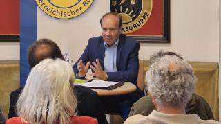 Als Jurist wirkte Kurt Wegscheidler an zahlreichen Gesetzesnovellen im Bereich der Opferfürsorge mit.