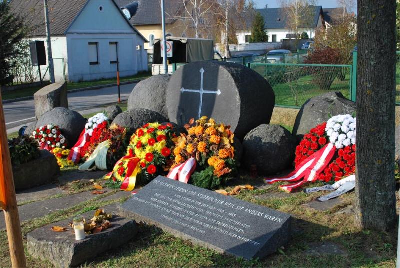 Das Mahnmal wurde am 6. Oktober 1984 von Bundespräsident Dr. Rudolf Kirschläger feierlich enthüllt.