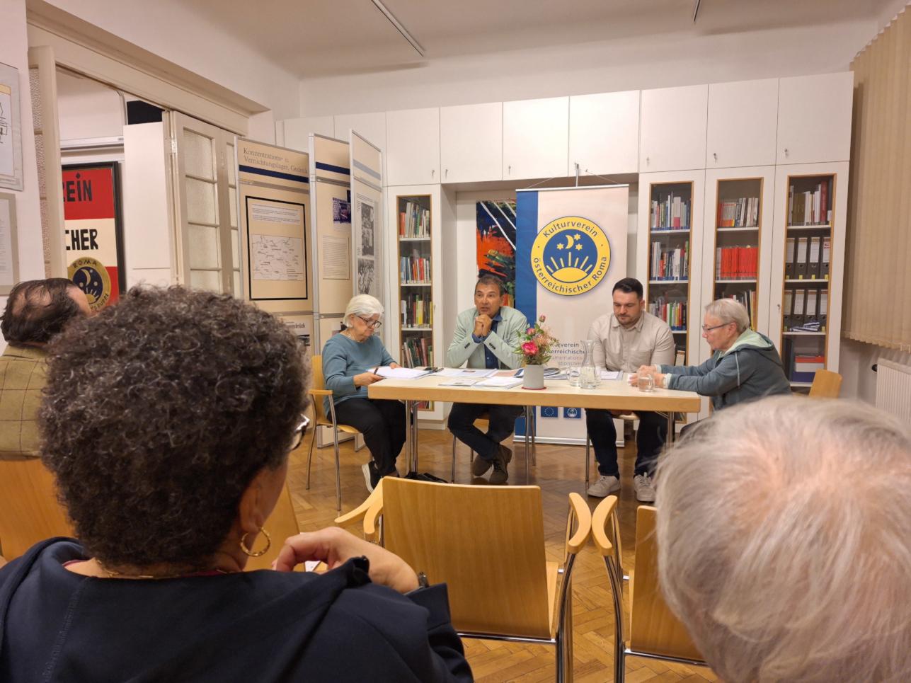 Obmann Christian Klippl berichtet über die Vereinsaktivitäten. Schriftführerin Christine Gaal, Christian Klippl, Obmann-Stv. Alexander Sarközi, Kassierin Helga Sarközi (v.l.). 