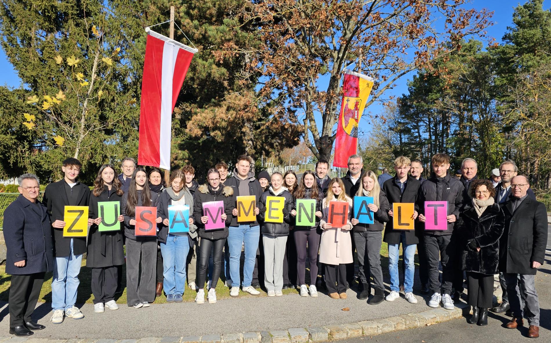 Schülerinnen und Schüler der 7c BORG Oberpullendorf mit Ehrengästen.