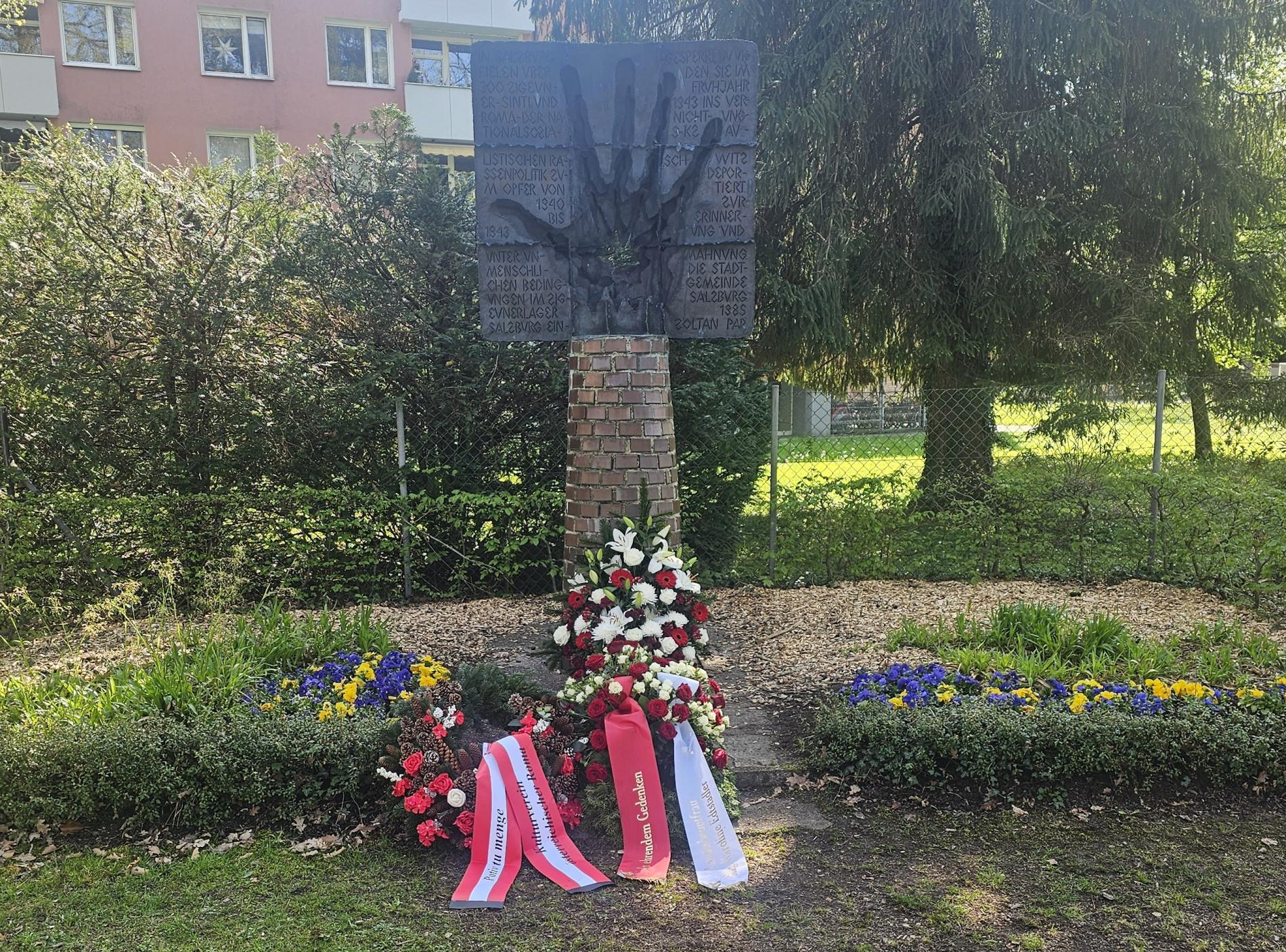 Das Mahnmal wurde vom Salzburger Bildhauer Zoltán Pap gestaltet. Mit seinen Kunstwerken tritt er für Demokratie und Zusammenhalt ein.