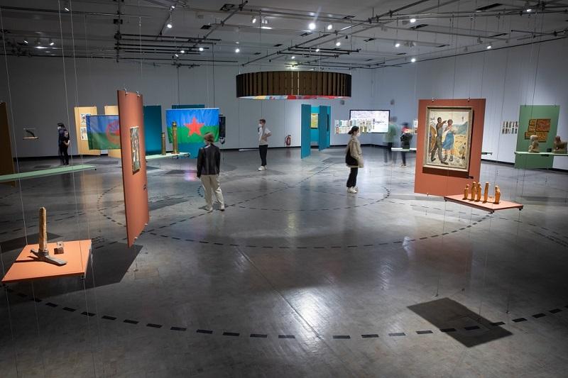 Ausstellungsansicht: Averklub Collective. Manuš heißt Mensch, Kunsthalle Wien 2021