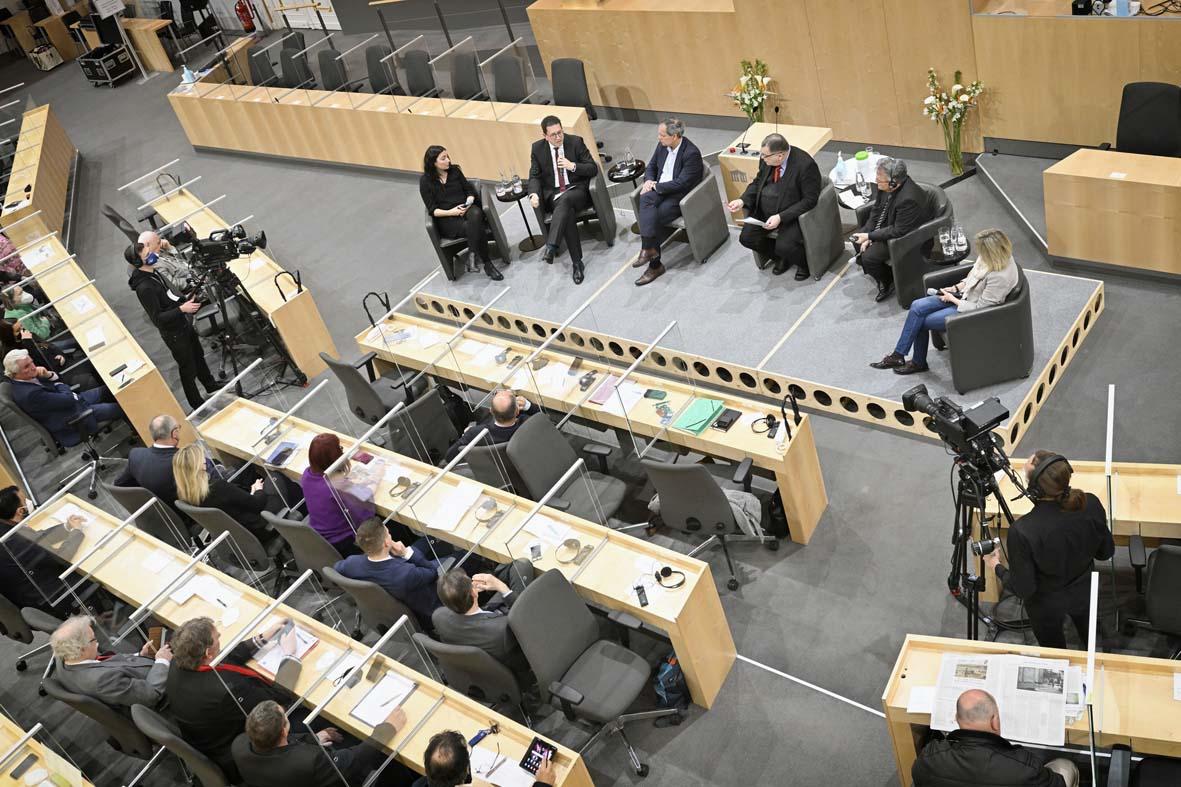 Podiumsdiskussion, von links: Katharina Graf-Janoska, Loránt Vincze, Andreas Sarközi, Gerhard Baumgartner, Emmerich Gärtner-Horvath, Danijela Cicvarić.