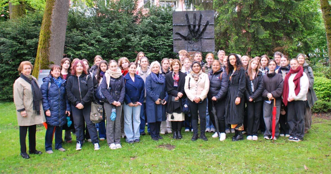 Schülerinnen und Schüler des Gymnasiums St. Ursula mit Rednerinnen und Redner sowie Ehrengästen.