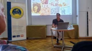 Seit 2001 ist Anton Holzer Herausgeber der renommierten Fachzeitschrift FOTOGESCHICHTE, die sich mit den Themen Fotografie und Gesellschaft beschäftigt.