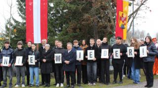 Schülerinnen und Schüler der 6A BORG Oberpullendorf mit Ehrengästen.