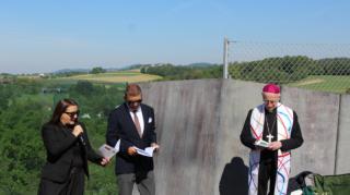 Gedenken an die NS-Opfer der Roma-Volksgruppe: Manuela Horvath, Christian Klippl, Weihbischof Franz Scharl(v.l.).