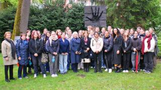 Schülerinnen und Schüler des Gymnasiums St. Ursula mit Rednerinnen und Redner sowie Ehrengästen.